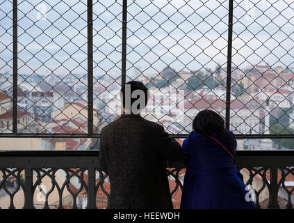 Junge Touristen-paar einen Moment zu stoppen und genießen den Blick in Lissabon Stockfoto