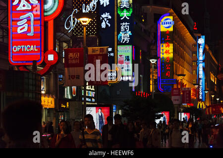 Nachtansicht der Nanjing Road, Fußgängerzone und geschäftigsten Shopping Center, Shanghai, China Stockfoto