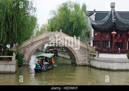 Boot, gehen durch Zixun Brücke auf dem Fluss, Zhaojialou Wasserstadt, Shanghai, China