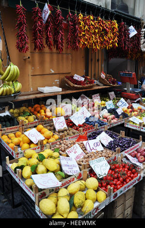 Frische Zitronen, Orangen und andere Früchte und Gemüse auf einem Straßenmarkt in Sorrent, Amalfi-Küste-Italien Stockfoto