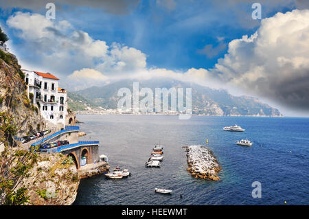 Kleine Schiffe, die entlang der Küste in Praiano, Amalfi-Küste - Italien Stockfoto