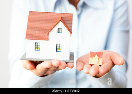 Kauf ein kleines oder ein großes Haus in Anbetracht der Preise Stockfoto