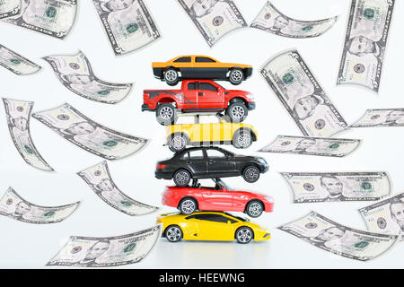 Mehrere Auto Spielzeug übereinander Automobilindustrie Probleme vorschlagen Stockfoto