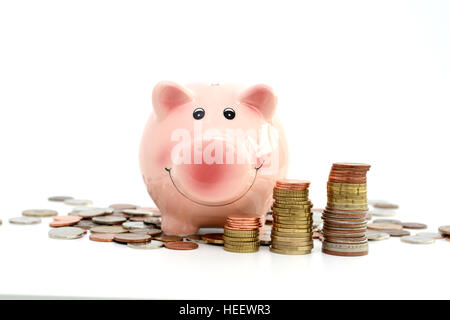 Rosa Sparschwein stehend auf Münzen, Geld sparen-Konzept vorschlagen Stockfoto