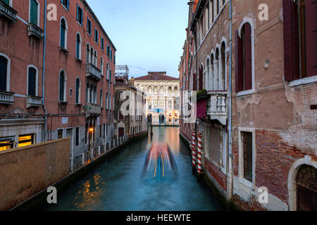 Venedig, die Hauptstadt der norditalienischen Region Venetien, ist auf mehr als 100 kleinen Inseln gebaut und es gibt keine Straßen, nur Kanäle. Stockfoto