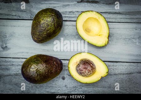 Avocado auf Holz, alte Hintergrund Stockfoto