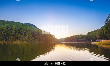 Pang Ung. Schönen Waldsee am Morgen. Mae Hong Son. Thailand Stockfoto