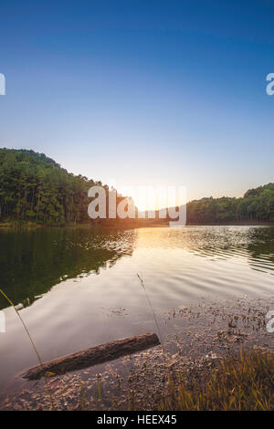 Pang Ung. Schönen Waldsee am Morgen. Mae Hong Son. Thailand Stockfoto