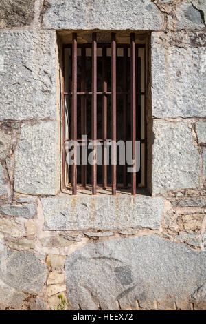 Alte Stein Gefängnis Haus Fenster mit Balken Stockfoto