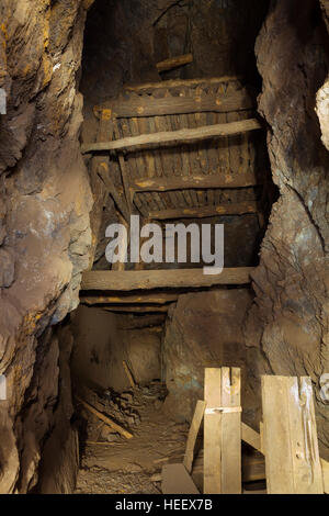 In einem verlassenen Goldmine in der Wüste von Nevada zeigen Hölzer und Stützkonstruktionen. Stockfoto