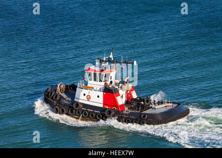 Rot und weiß Schlepper Boot auf dem offenen Meer von oben. Stockfoto