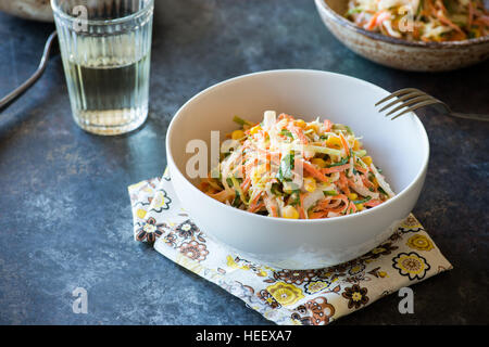 Frischer Kohl, Mais und Karotten Krautsalat Salat in Schüssel Mayonnaise dressing. Stockfoto