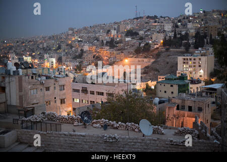 Nächtliche Straßenszene in Amman, Jordanien zeigt das antike römische Amphitheater. Stockfoto