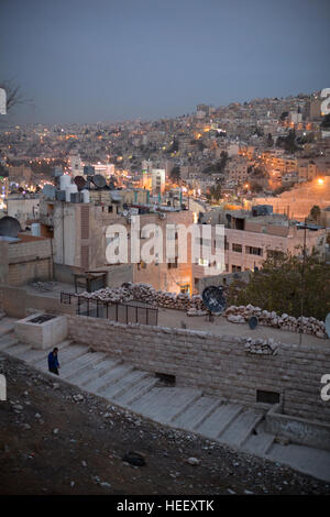 Nächtliche Straßenszene in Amman, Jordanien zeigt das antike römische Amphitheater. Stockfoto