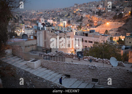 Nächtliche Straßenszene in Amman, Jordanien zeigt das antike römische Amphitheater. Stockfoto