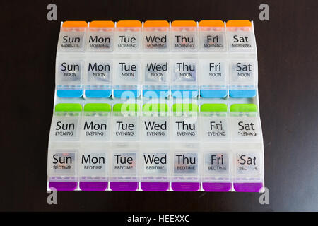 12:00 Taster wöchentliche Veranstalter Case Box Halter Tabletteneinteiler Stockfoto