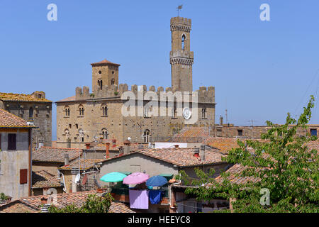 Dei Priori Palast und seinen Turm in Volterra, eine italienische Gemeinde in der Provinz Pisa in der Toskana, in Mittelitalien Stockfoto