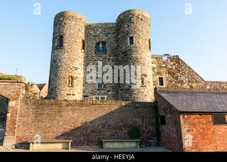 Der Roggen historische Stadt Ypern Turm aus dem 13. Jahrhundert Schloss und Museum. Offiziell als "Baddings Turm" bekannt. Goldene Stunde, klaren blauen Himmel. Stockfoto