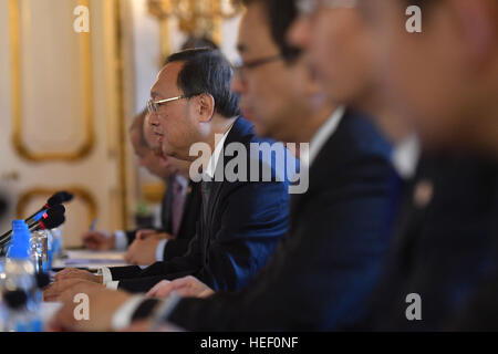 Chinesischen Staat Stadtrat Yang Jiechi spricht mit Außenminister Boris Johnson (unsichtbaren) während UK-China Strategic Dialogue im Lancaster House, London. Stockfoto