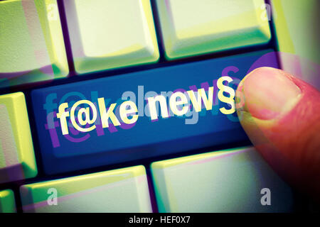 Gefälschte Nachrichten-Taste auf der Computertastatur Stockfoto