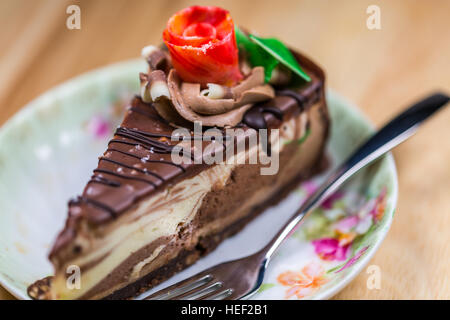 Schokoladenkuchen auf Untertasse Stockfoto