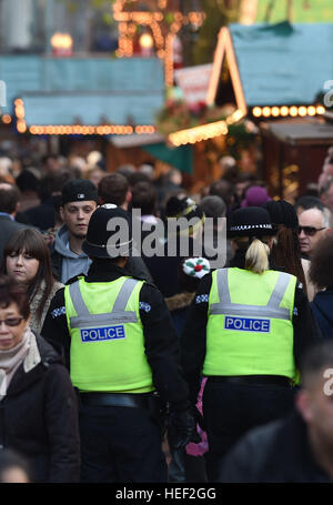 Polizeistreife Birminghams Frankfurter Weihnachtsmarkt, wie West Midlands Polizei sagte, es war Sicherheitsmaßnahmen zu überprüfen und Erhöhung sichtbare Patrouillen in Birmingham nach den tödlichen Zwischenfällen in Berlin und Ankara am Montag. Stockfoto