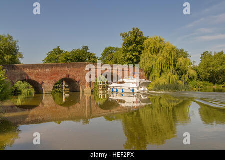 Boot nähert sich die Brücke bei Sonning am Thames, Oxfordshire Stockfoto