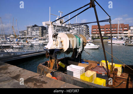 Angelboot/Fischerboot in den Hafen von Courseulles-Sur-Mer im Departement Calvados in der Region Basse-Normandie in Nordfrankreich Stockfoto