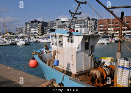 Angelboot/Fischerboot in den Hafen von Courseulles-Sur-Mer im Departement Calvados in der Region Basse-Normandie in Nordfrankreich Stockfoto