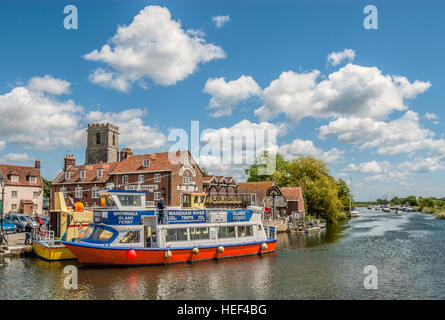 Sightseeing-Schiff und "Die alten kanarischen" Pub im Wareham Wharf am Fluß Frome, Dorset, South East England. Stockfoto