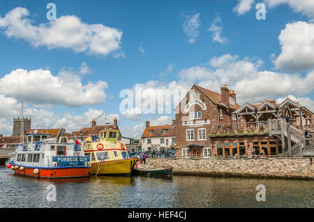 Sightseeing-Schiff und "Die alten kanarischen" Pub im Wareham Wharf am Fluß Frome, Dorset, South East England. Stockfoto