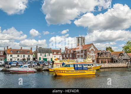 Sightseeing-Schiff und "Die alten kanarischen" Pub im Wareham Wharf am Fluß Frome, Dorset, South East England. Stockfoto