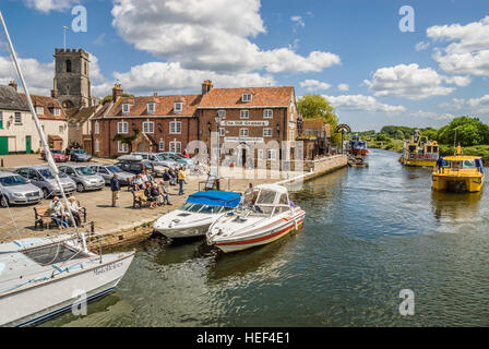 Sightseeing-Schiff und "Die alten kanarischen" Pub im Wareham Wharf am Fluß Frome, Dorset, South East England. Stockfoto