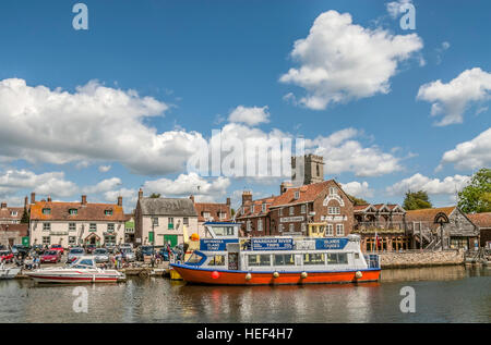 Sightseeing-Schiff und "Die alten kanarischen" Pub im Wareham Wharf am Fluß Frome, Dorset, South East England. Stockfoto