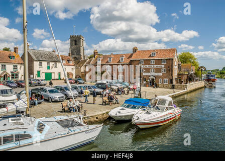 Sightseeing-Schiff und "Die alten kanarischen" Pub im Wareham Wharf am Fluß Frome, Dorset, South East England. Stockfoto