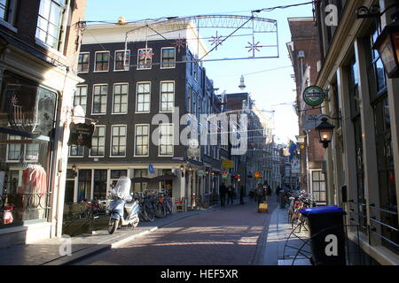 Zeedijk-Straße, nautischen Viertel in Amsterdam, Niederlande. An der Grenze zu Rotlichtviertel De Wallen, aka Amsterdam Chinatown Stockfoto