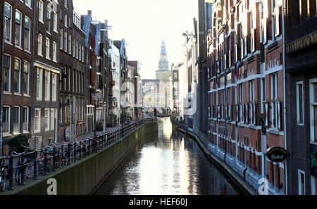 Oudezijds Kolk Kanal, mit Blick auf Zeedijk Bereich. Nautische Altstadt in Amsterdam, Niederlande. Im Hintergrund Turm der Oude Kerk Stockfoto