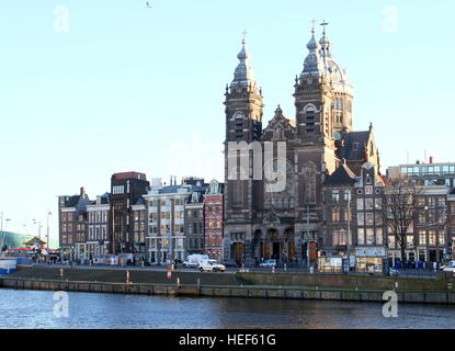 19. Basilika des Heiligen Nikolaus (Basiliek van de Heilige Nicolaas), Amsterdam, The Netherlands am Prins Hendrikkade winter 2016 Stockfoto