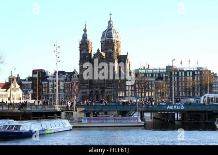 Amsterdam historische Skyline mit der späten 19. Basilika St. Nikolaus, Amsterdam von Stationsplein gesehen Stockfoto