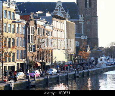 Menschen stehen in der Schlange am Anne-Frank-Haus-Museum (Achterhuis / Hinterhaus) am Prinsengracht Kanal, Amsterdam, winter 2016/17 Stockfoto