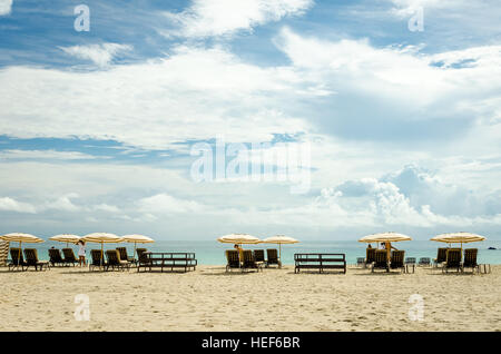 Miami, USA - 23. September 2012: Menschen, die genießen South Beach liegen und Sonnenschirme, Miami Beach. Florida Stockfoto