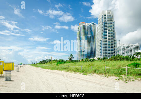 Miami, USA - 23. September 2012: Miami South Beach mit Kondom Wolkenkratzer als Hintergrund in Florida, USA Stockfoto