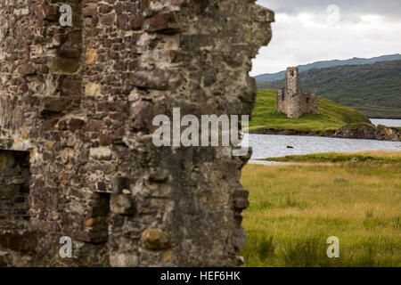 Ruinen des Schlosses aus dem 16. Jahrhundert Ardvreck auf Loch Assynt, Sutherland, Highlands, Schottland, Großbritannien. Stockfoto