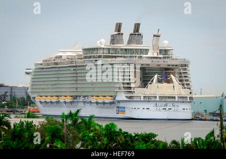 Fort Lauderdale, Florida, USA - 23. September 2012: Das größte Kreuzfahrtschiff, Allure of the Seas im Hafen von Fort Lauderdale angedockt Stockfoto