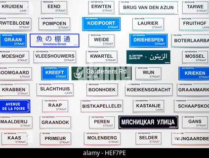 Sammlung von belgischen Name Straßenschilder im MAS / Museum Aan de Stroom, Antwerpen, Belgien Stockfoto