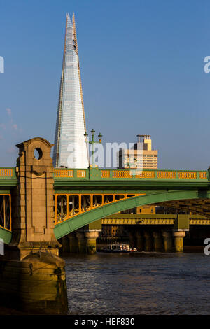 Nachmittagssonne auf den Shard Gebäude mit Vauxhall Bridge, Themse, London. Stockfoto