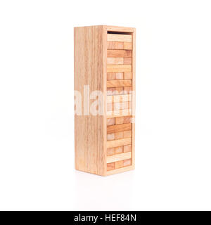 Nahaufnahme der Blöcke Holz Spiel (Jenga) isoliert auf weißem Hintergrund Stockfoto