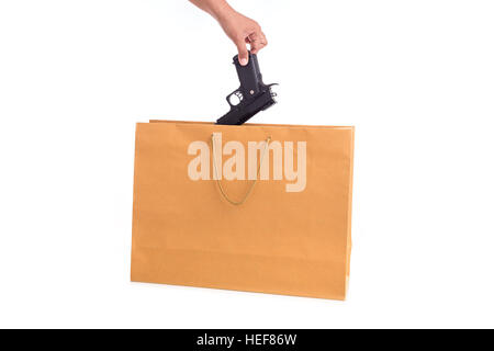 Nahaufnahme der Hand, die Waffe in Papiertüte isoliert auf weißem Hintergrund Stockfoto