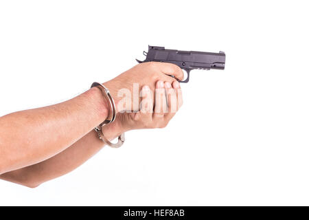 Schließen Sie sich der Mensch mit Handschellen und Pistole auf Händen isoliert auf weißem Hintergrund Stockfoto