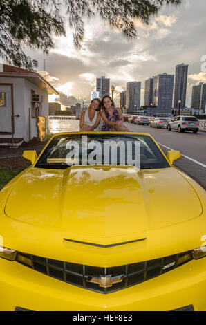 Miami, USA - 5. Oktober 2012: Touristen genießen das Chevrolet Camaro SS Cabrio. Die fünfte Generation wurde im Jahr 2010 eingeführt. Dieses Cabrio SS f Stockfoto